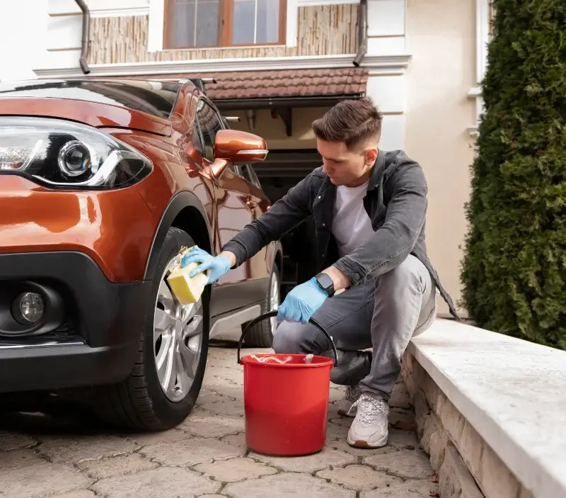 Lavage auto à domicile Montfort-sur-Meu : professionnel intervenant sur un véhicule